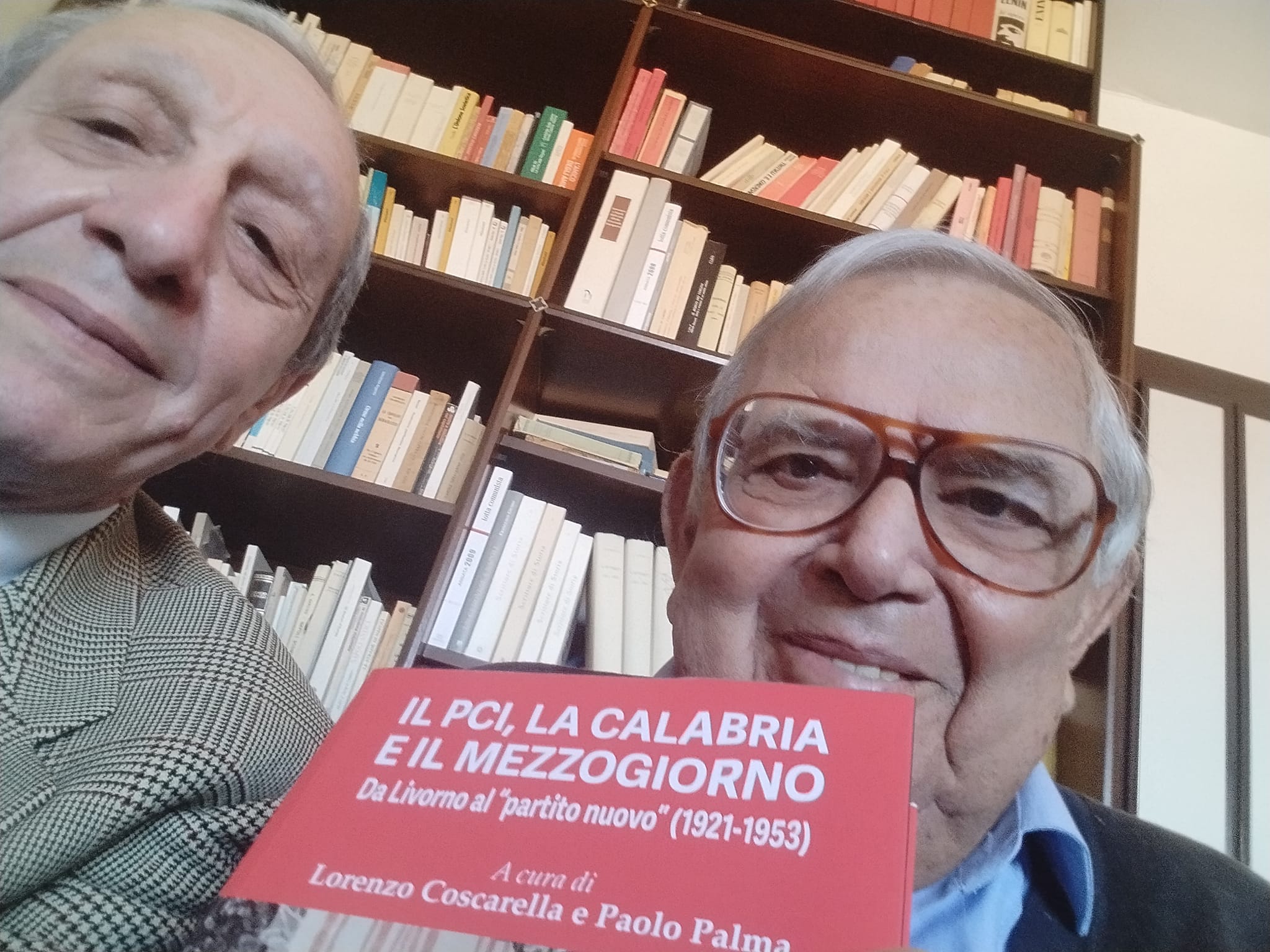 Palma consegna al prof. Fatica il volume sul PCI